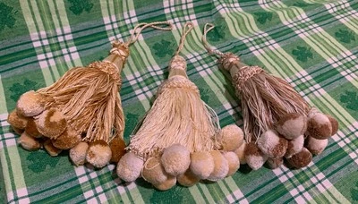 ❤️LOTE DE 3 BORLAS CLAVE EXTRA ELEGANTES SURTIDAS 6” Pom Pom Cuelga MUESTRAS Foto 1 de 4