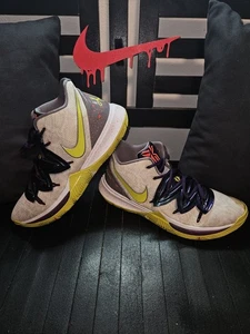 Nike Kyrie 5 'Mamba Mentality' - Weiß/Cyber - Gr. 12M (A02918-102) Gebraucht  - Bild 1 von 12
