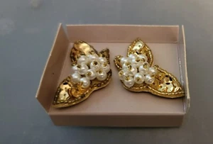 New Vintage Avon SEQUIN SPARKLE Pierced Earrings Gold Tone w/Faux Pearl 1991 - Picture 1 of 3