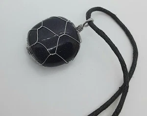 BLAUER GOLDSTEIN EDELSTEIN 23X 23mm DRAHTUMWICKELT ANHÄNGER 20" SCHWARZE KORDEL HALSKETTE - Bild 1 von 3