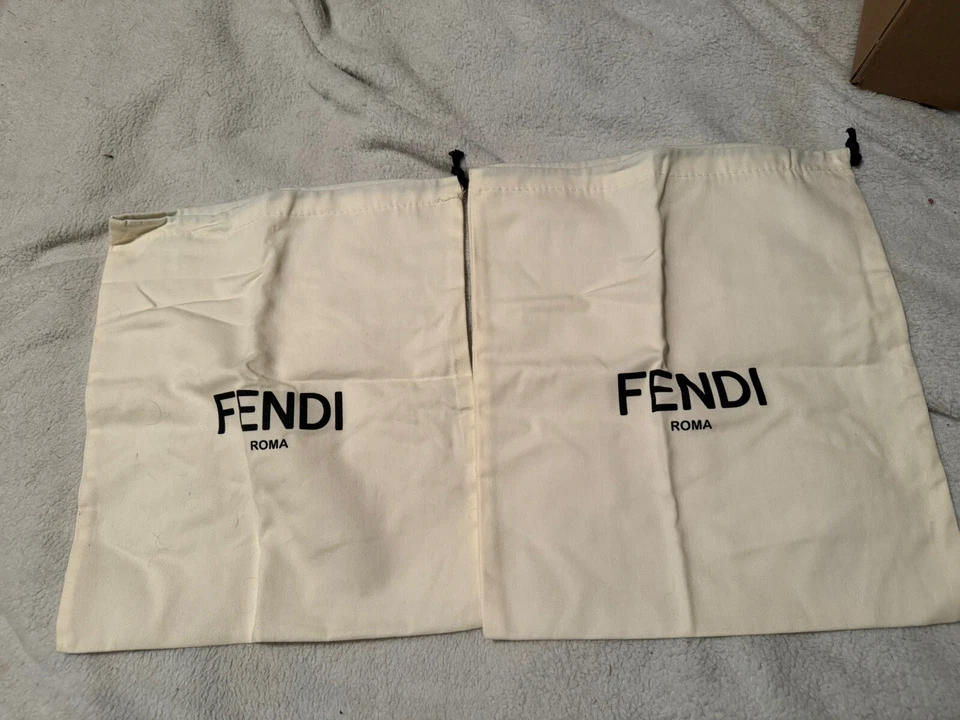 Juego de dos bolsas antipolvo Fendi para zapatos nunca usadas Foto 1 de 1