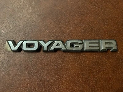Chrysler Voyager emblema/nombre guión insignia años 2000 logotipo OEM original vintage Foto 1 de 2