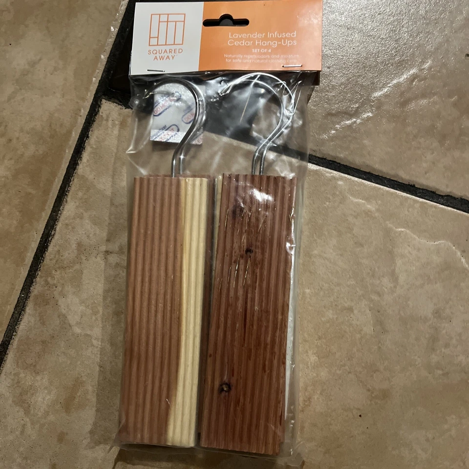 Paquete de 4 colgantes de cedro perfumado con lavanda fresca Foto 1 de 1