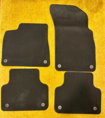 Tapetes de veludo originais do fabricante Audi 2016–25 Q7/Q8 4 peças peça # BBETHYP51/4M1863011CQA5 - Imagem 1 de 4