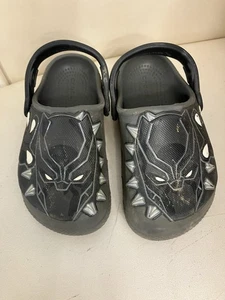 Crocs - MARVEL Black Panther Avengers - Zuecos para niños talla C 9 zapatos sin cordones negros - Imagen 1 de 5