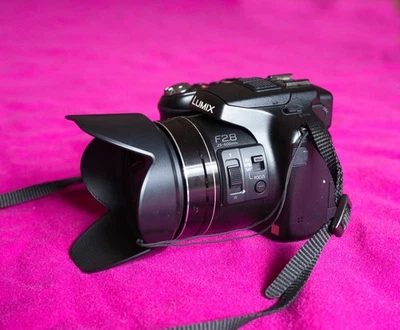 Panasonic LUMIX DMC-FZ200 F2.8  Superzoom Full HD 12.1 MP Digitalkamera bridge  - Bild 1 von 4