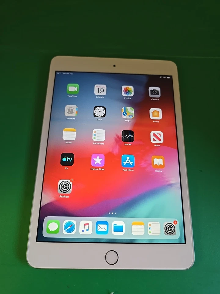 Apple iPad Mini 3rd Gen - 16GB - Silver - A1599 - Poor Battery.  (DK787) - Image 1 of 4