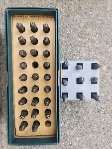 Vintage maschinell hergestellt 1/8" Buchstaben & #s Stahl Briefmarken Greenfield Masse. USA AMERIC - Bild 1 von 2