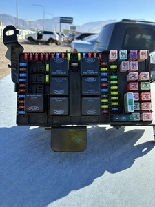 02 Ford F250 F350 SD fuse box 2C7T-14A067-AN - Picture 1 of 4