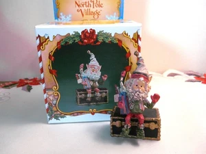 Vintage ENESCO 1988 NORTH POLE VILLAGE "DAPPER" Weihnachten ELF TRUNK 876895 - Bild 1 von 8