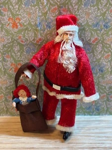 Puppenhaus Miniatur Weihnachtsmann Puppe mit Spielzeugtasche Maßstab 1:24 von Falcon Miniatures - Bild 1 von 3