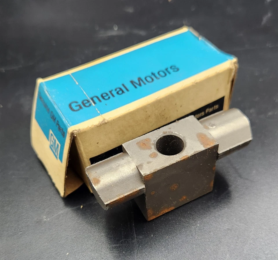 68 69 70 71 72 73 74 75 76 77 78 79 Cadillac 425 472 500 Rocker Arm Support NOS - Image 1 of 1