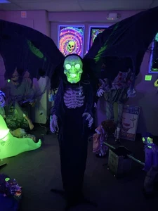 Segador de alas extensibles animado de utilería de Halloween. ¡Increíbles ALAS! Sonidos de miedo. Nuevo - Imagen 1 de 8