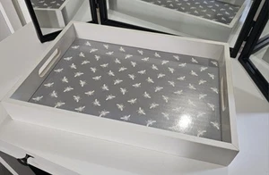 WHITE & GREY BEE PRINT WOODEN WOOD TRAY SHABBY CHIC RETRO COTTAGECORE - Picture 1 of 3
