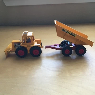 MATCHBOX SUPER KINGS VINTAGE NO.K-5/3 MUIR HILL TRACTOR, DOZER BLADE AND TRAILER - Image 1 of 4