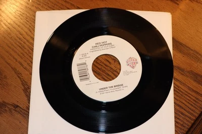 NEW VINYL 45 RED HOT CHILI PEPPERS UNDER THE BRIDGE B/W RIGHTEOUS & NEW UNPLAYED - Imagem 1 de 2