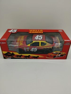 Coche diecast pequeño NasCar Racing Wells Fargo #45 escala 1:24 nuevo en caja 2006 limitado  Foto 1 de 4