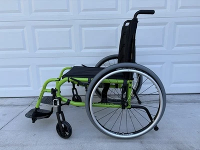 Silla de ruedas ligera de fibra de carbono Helio C2 asiento de 22" de ancho Foto 1 de 4