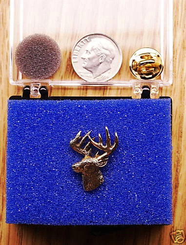 Pin/corbata cabeza de ciervo enchapado en oro de 24 quilates con vista de 3/4 Foto 1 de 1