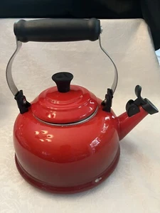 LE CREUSET Whistling Tea Kettle 1.7 Quart Enamel on Steel, Gradient Ombre Red - Picture 1 of 4