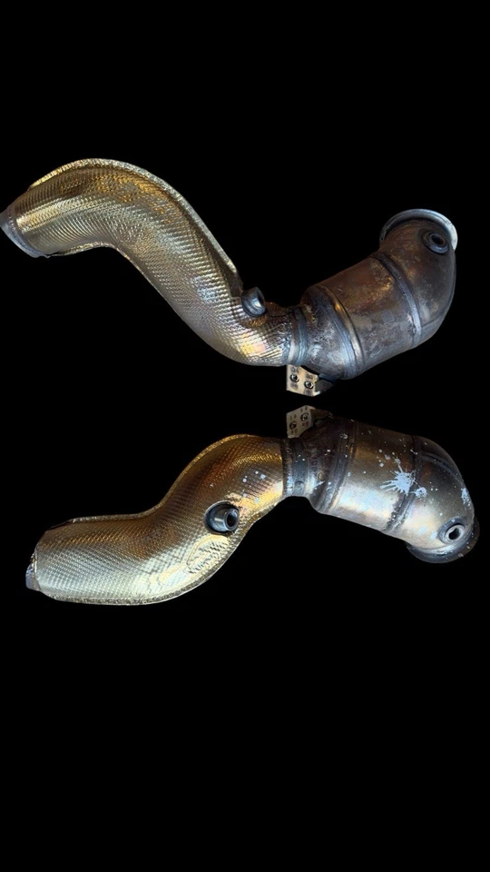 Tubos descendentes con protector térmico AMG GT/GTS de fabricante de equipos originales Mercedes-Benz AMG GTS modelo Foto 1 de 4