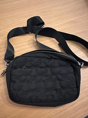 Kleine Umhängetasche von C&A mit gestickter Mickey-Kopf Silhouette - Bild 1 von 4