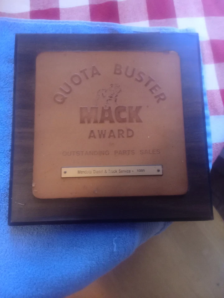 老式 Mack 卡车斗牛犬展示墙板 — 第 1/1 张图片