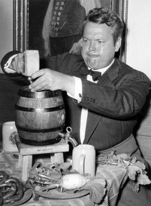 American director actor Orson Welles jabs a three-liter-barrel res- 1954 Photo - Bild 1 von 1