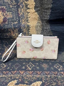 NWT Coach Phone Tech Wallet Signature Canvas With Floral Print CAR11 Gold/Sand - Picture 1 of 4