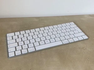 Apple Wireless Magic Keyboard 2 (A1644) - White, UK Layout - QUERTY - Afbeelding 1 van 24