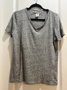 T-shirt Pink By Victoria’s Secret grigia scollo a v grande manica corta da ascella ad ascella 21” - Foto 1 di 6