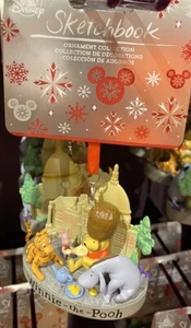 Disney Parks 2024 Winnie The Pooh & Friends Decorazione Natalizia Sketchbook NUOVO - Foto 1 di 3
