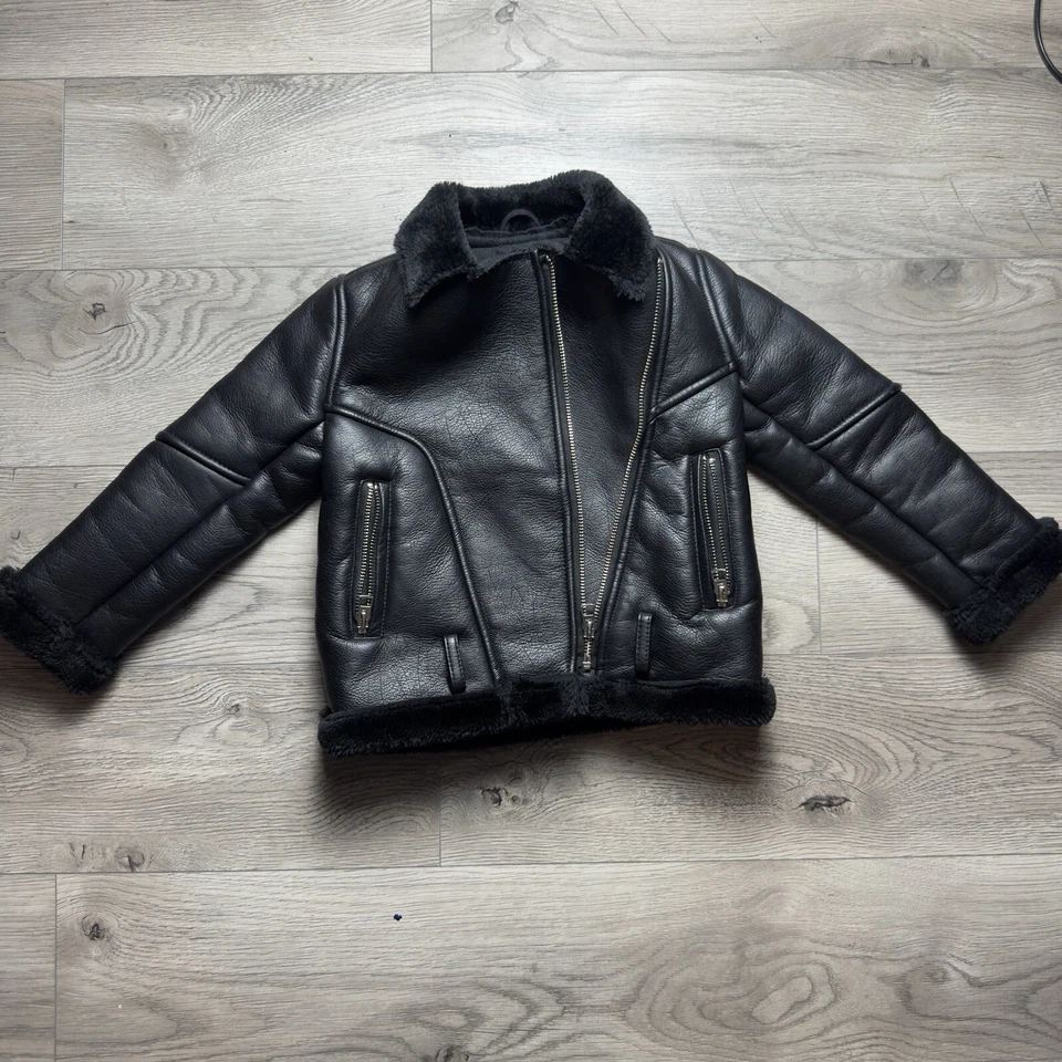 Chaqueta de moto ZARA de cuero sintético negro con interior de piel para niñas, talla 5 Foto 1 de 4