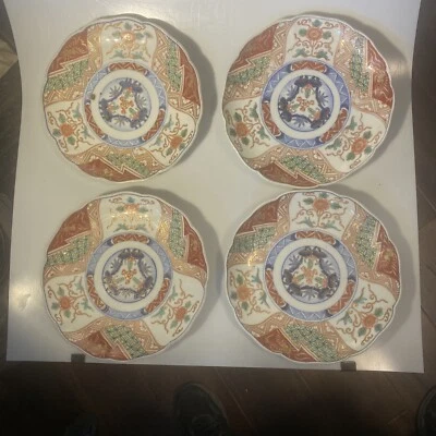 4 PRATOS DE BORDA RECORTADA IMARI ARITA PERÍODO MEIJI JAPONÊS DO SÉCULO MEIJI 9 1/2” - Imagem 1 de 4