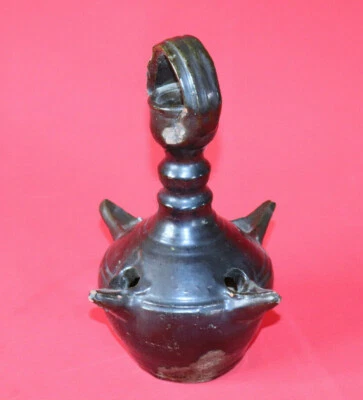 Ancienne  Poterie en terre cuite Quatre trous +un central - lampe à huile  - Photo 1/4