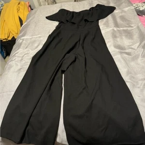 Schicker schwarzer schulterfreier Jumpsuit mit weitem Bein - Bild 1 von 4