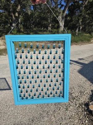 Coloridas cuentas de cristal de vidrio hechas a mano atrapa el sol en alambre de pollo con marco de madera Foto 1 de 4