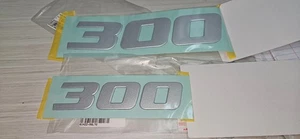 SUZUKI OUTBOARD 300 HP MOTOR HOOD EMBLEMS 61435-98L70 61422-98L70 B21 - Bild 1 von 2