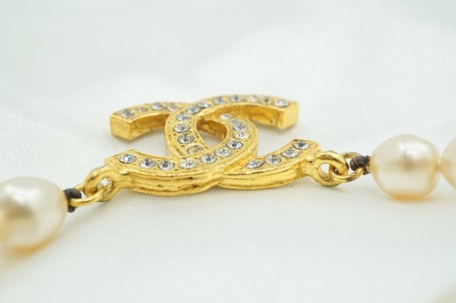 Collana Chanel Coco Mark perle strass colore oro bianco logo CC ciondolo donna