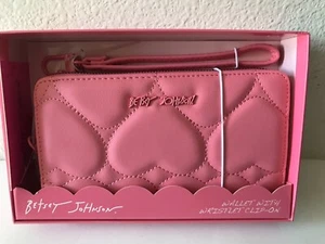 PORTAFOGLIO BETSEY JOHNSON ROSA TRAPUNTATO CUORE ZIP INTORNO/CON CLIP DA POLSO NUOVO CON SCATOLA - Foto 1 di 9