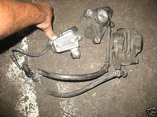 86 PINZAS DE FRENO YAMAHA FZ600 FZ 600 FNT Y MASTER CYL Foto 1 de 1