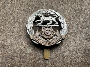 The Hampshire Regiment WW1 - WW2 Bi-Metall Mützenabzeichen - Bild 1 von 3