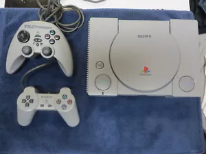 SONY PLAY STATION 1 SCPH-7501 WITH 2 CONTROLS 1 ORIGINAL SONY & 1 TILT FORCE 2 - Picture 1 of 6