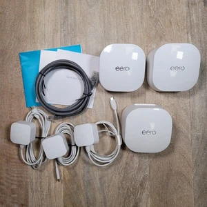 Router WiFi de malla Eero 6 N010001 y (2) extensores modelo Q010001 con cables de alimentación - Imagen 1 de 11