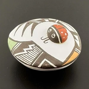Maceta de semillas Acoma Pueblo cerámica Ladybug miniatura de arcilla Carolyn Concho firmada casi nueva - Imagen 1 de 14