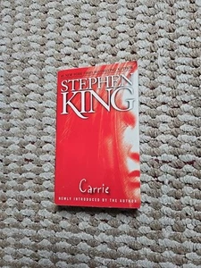 Stephen King Carrie Paperback Book - Foto 1 di 2