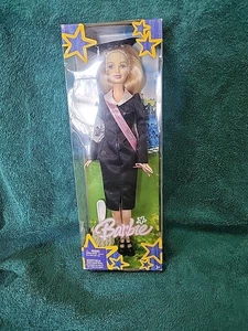 Bambola Barbie Laurea 2005 #G5370 La scatola è danneggiata - Foto 1 di 6