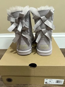 Neu im Karton Kinder Mädchen UGG Größe 4 Bailey Bow II Stiefel PSK hellrauchfarben - Bild 1 von 4