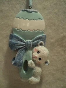 Kurt S. Adler "PRIMERA NAVIDAD DEL BEBÉ ~ OSO DE PELUCHE SOSTENIENDO SONAJERO" ADORNO ~ NIÑO - Imagen 1 de 1