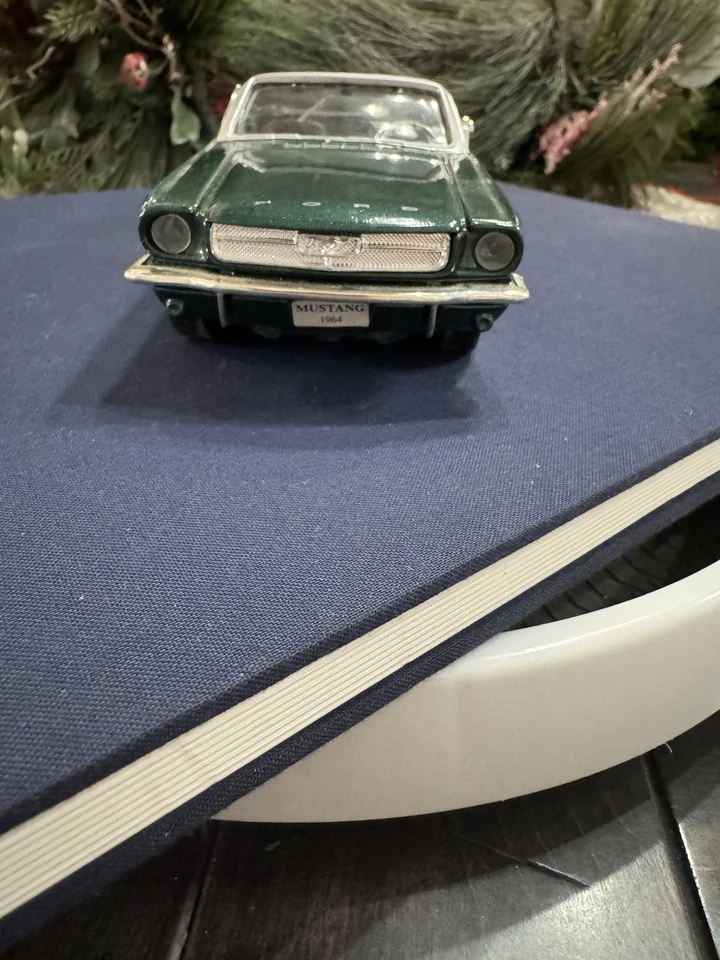 Ford Mustang 1965 convertible, turquesa 1:24 caja blanca WB 124119 turquesa Foto 1 de 4